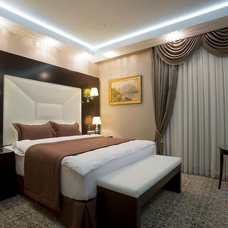 Boutique Hotel Buta Minsk Buitenkant foto A bedroom at the hotel