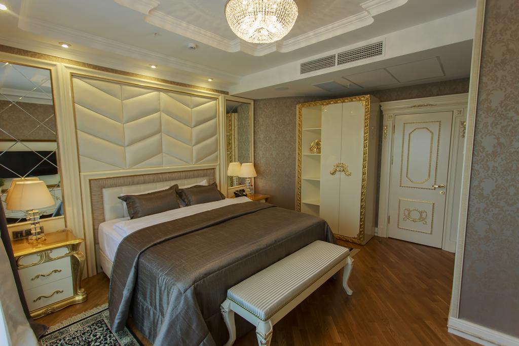 Boutique Hotel Buta Minsk Buitenkant foto A bedroom in the hotel
