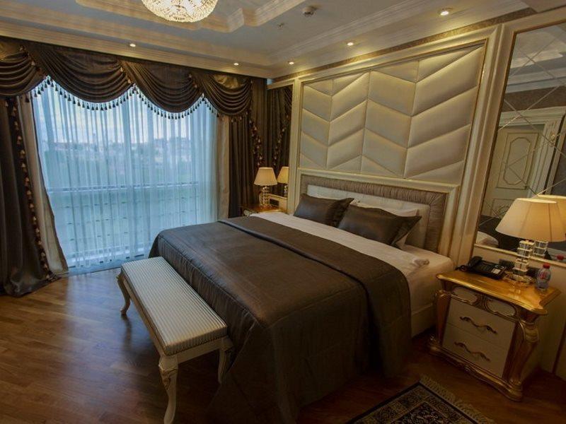 Boutique Hotel Buta Minsk Buitenkant foto A bedroom in a hotel