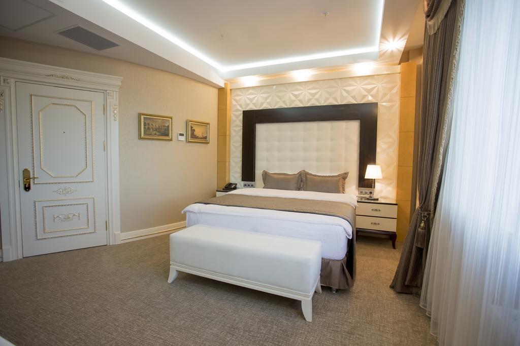 Boutique Hotel Buta Minsk Buitenkant foto A bedroom at the hotel