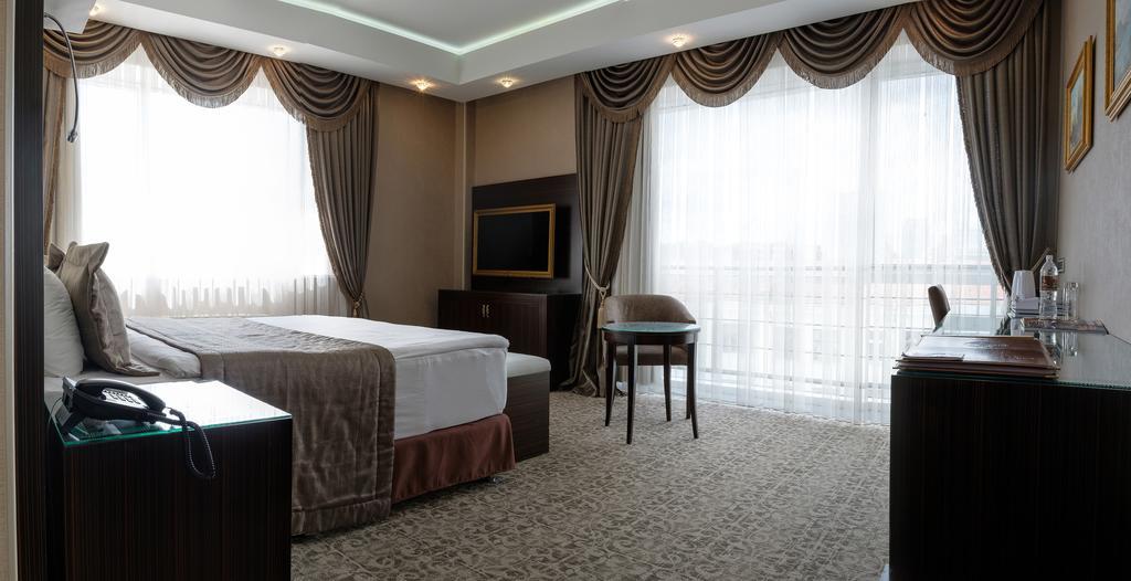 Boutique Hotel Buta Minsk Buitenkant foto A bedroom at the hotel