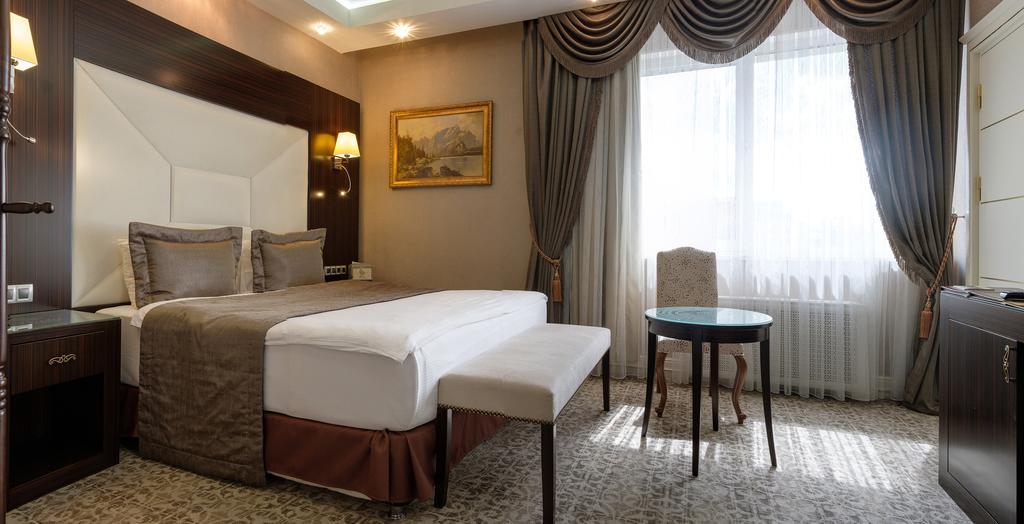 Boutique Hotel Buta Minsk Buitenkant foto A room at the hotel