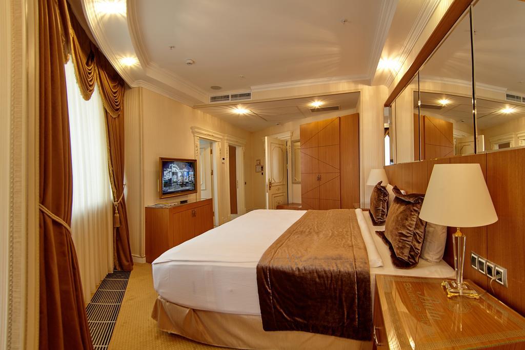 Boutique Hotel Buta Minsk Buitenkant foto A bedroom at the hotel