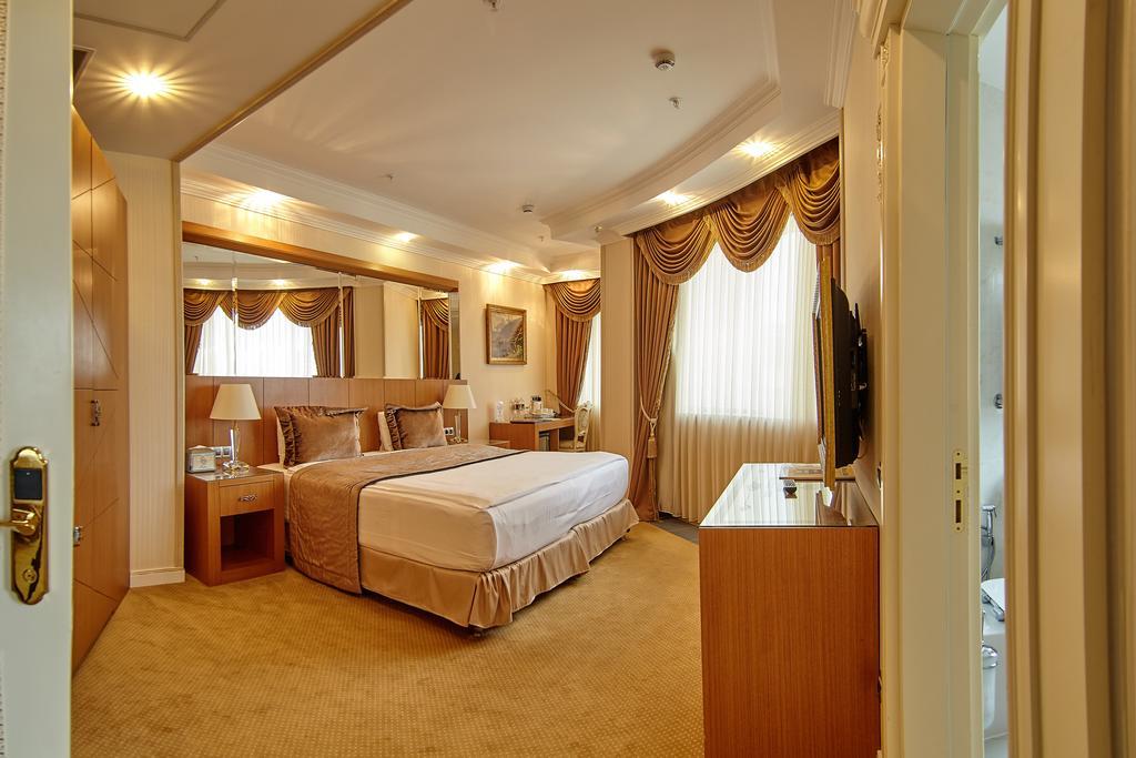Boutique Hotel Buta Minsk Buitenkant foto A suite at the hotel