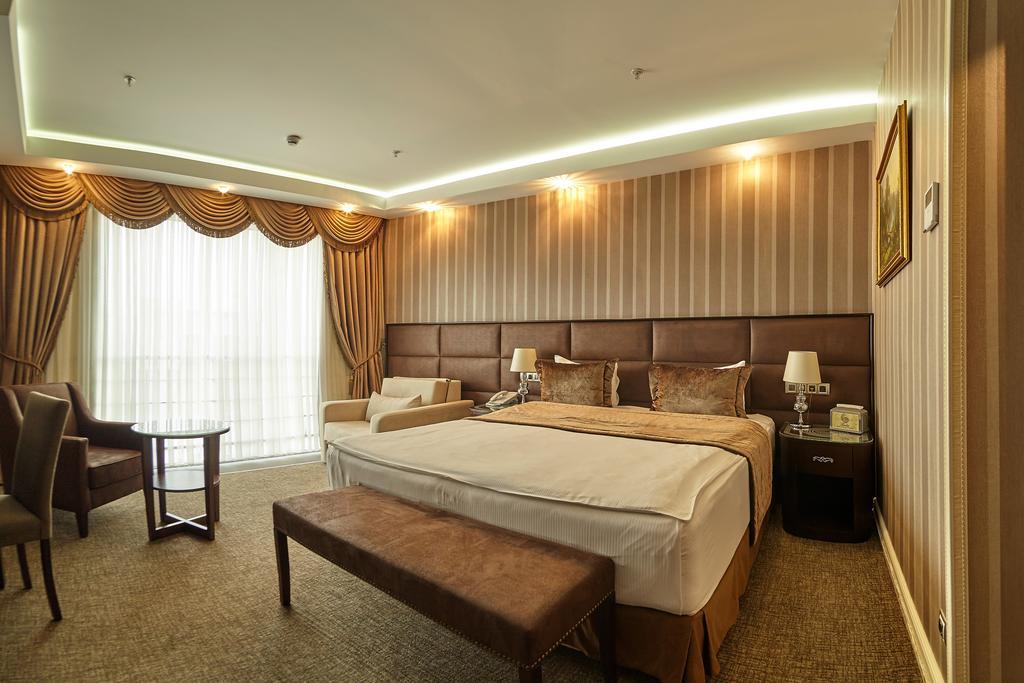 Boutique Hotel Buta Minsk Buitenkant foto A bedroom at the hotel