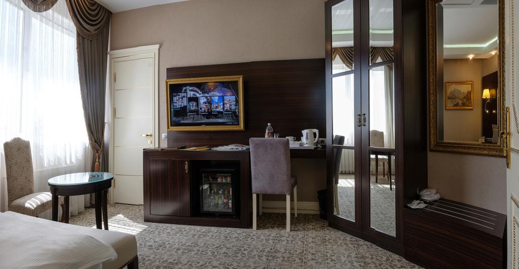 Boutique Hotel Buta Minsk Buitenkant foto A room at the hotel