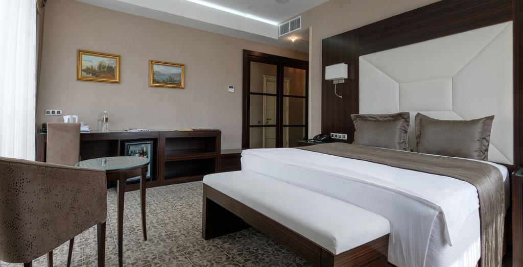 Boutique Hotel Buta Minsk Buitenkant foto A room at the hotel