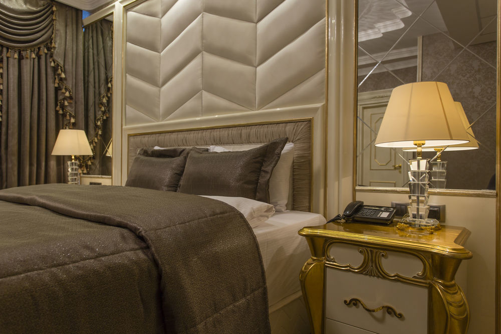 Boutique Hotel Buta Minsk Buitenkant foto A bedroom at the hotel