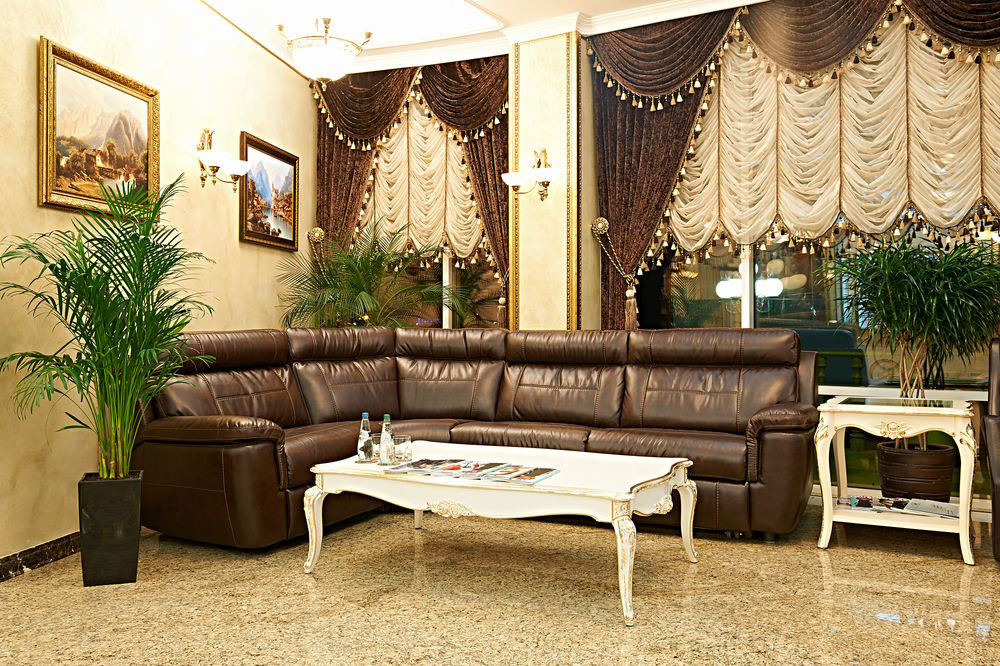 Boutique Hotel Buta Minsk Buitenkant foto A living room with a leather sofa