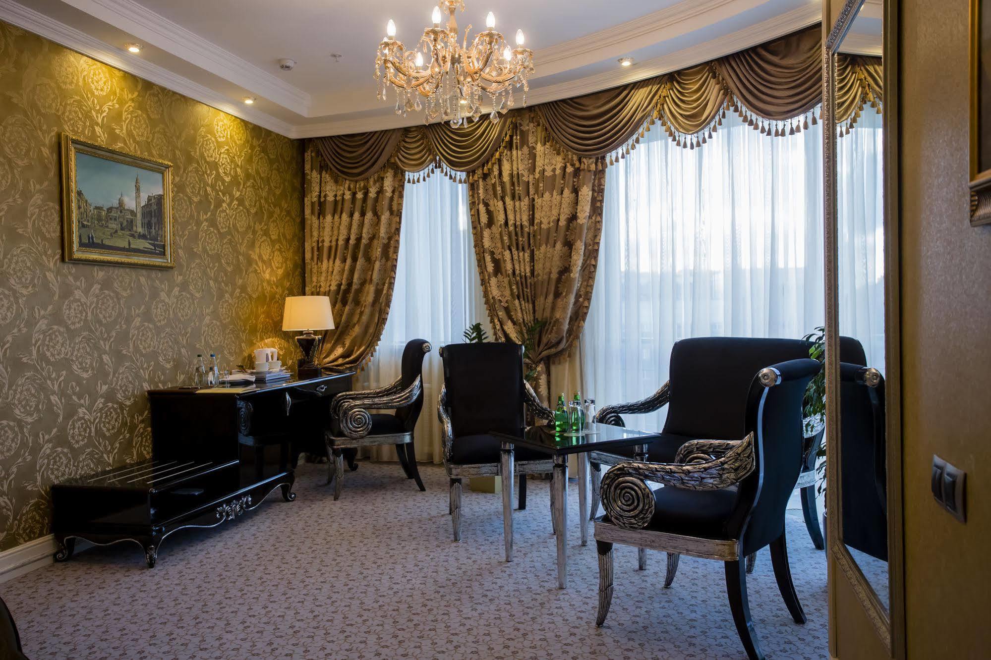 Boutique Hotel Buta Minsk Buitenkant foto Suite