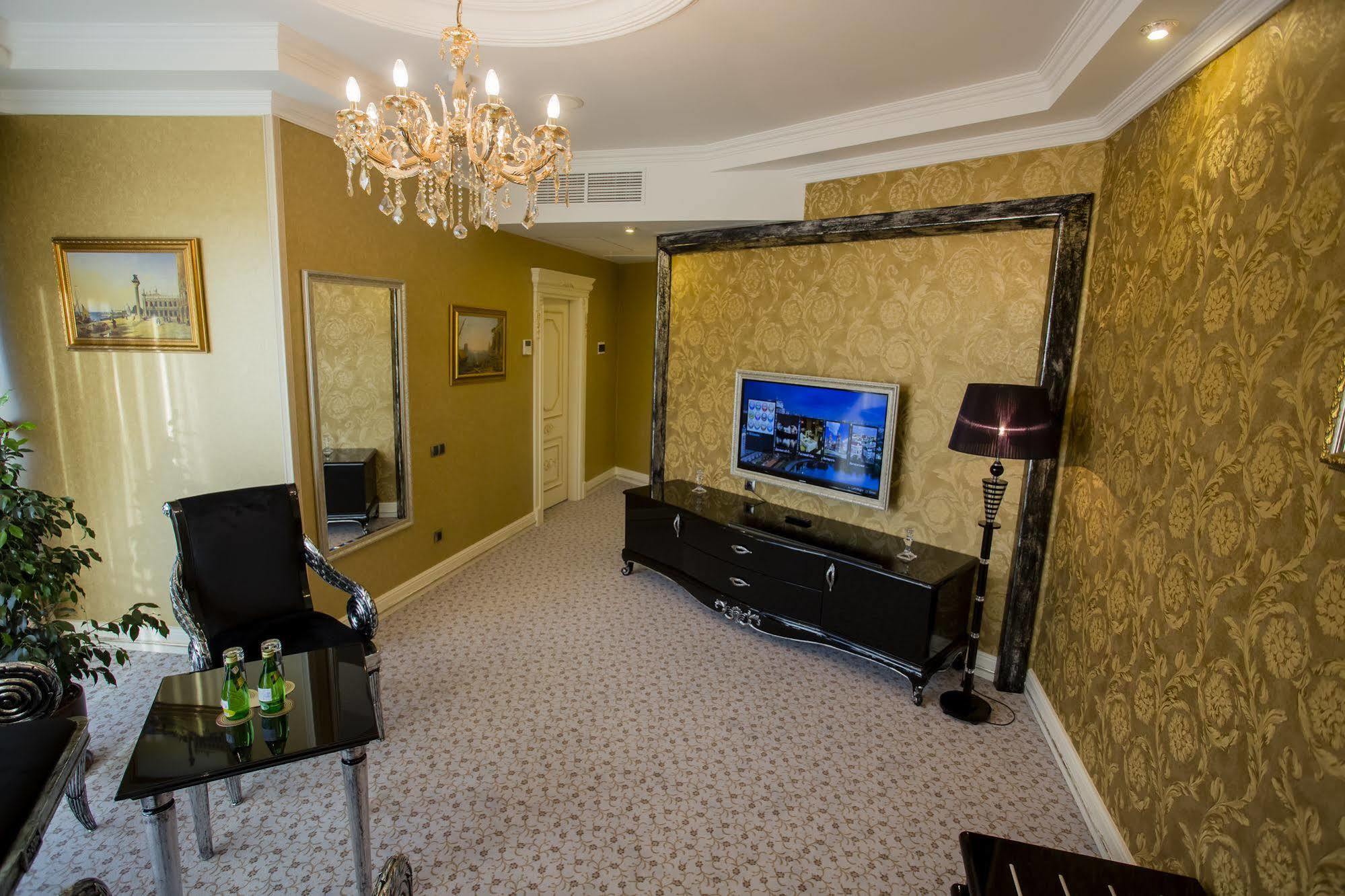 Boutique Hotel Buta Minsk Buitenkant foto A suite at the hotel