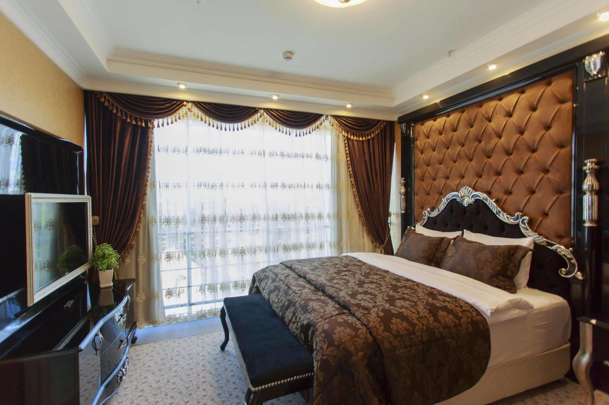 Boutique Hotel Buta Minsk Buitenkant foto A bedroom at the hotel