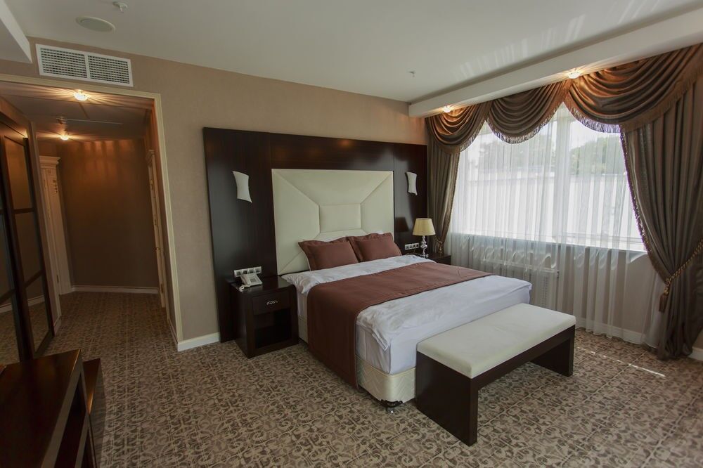 Boutique Hotel Buta Minsk Buitenkant foto A bedroom at the hotel